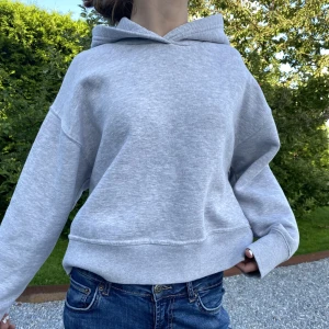 Zara hoodie - Säljer denna supersnygga, populära hoodie från Zara i storlek m men passar mig som vanligtvis har s💓Använd ett fåtal gånger men är i nyskick💞