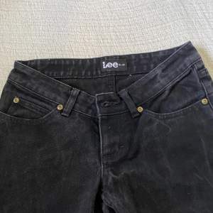 Svarta lee jeans, lågmidjade och bootcut!