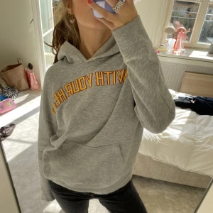 Asnajs sandrohoodie  - Så cool hoodie från sandro paris köpt 2019 men inte använd så många gånger💞så härligt nu till höst och vinter och passar så snyggt till jeans💖💖köpt för 2500kr, pris kan diskuteras