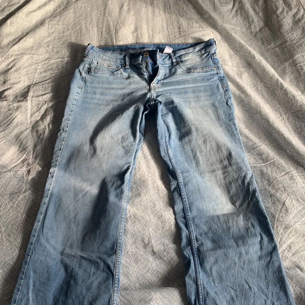 Ett par blåa lågmidjade jeans som jag säljer pågrund av att de är för stora.. Jeans & Byxor.