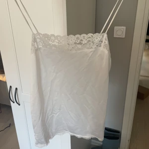 Söt linne - Sött linne köpt secondhand, med spets både fram å bak💛💛