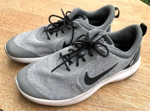 Nike Flex Experience, strl 39 - Gråa Nike i strl 39, fortfarande i bra skick 