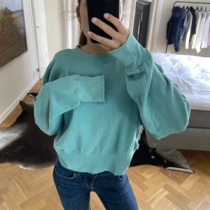 Tröja  - Jättefin sweatshirt med ett B på ryggen, (den är i jättefint skick, bara speglen som är smutsig)🌸