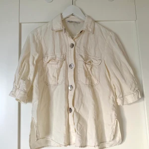 Kortärmad linneskjorta Zara - Kortärmad linneskjorta från Zara i storlek XS I bra skick, bara lite skrynklig 