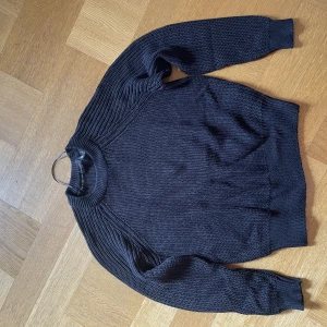 Stickad tröja - Liten i storlek.   