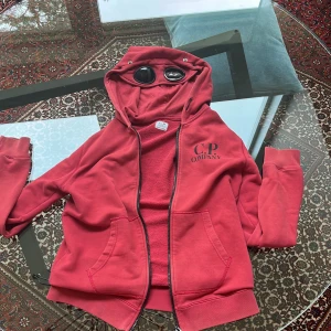 Cp company tröja  - Tja! Såljer en cp company tröja. Köpte den på plick för inte så länge sedan. Strl sitter som Small. Äkta! Om det är någon fråga är det bara att höra av sig 🙂