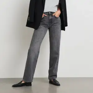 Perfekta jeans till hösten! Från Gina tricot! Sitter någon cm under naveln!🩵köpta för 500 och har inga defekter!