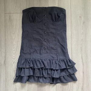 Klänning  - Säljer en klänning i small. Passar någon som är kortare än 168. Den är för kort på mig. Köp direkt för 200kr. Köpare står för frakt💗