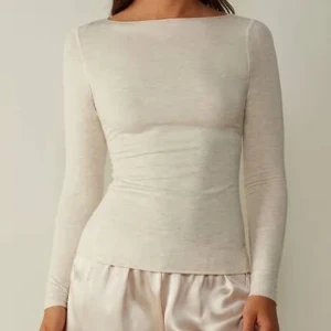 Beige intimissimi  - Säljer min beiga intimissimi tröja❤️ Den är i ganska bra skick men den är lite trasig på ena ärmen. annars ser den bra ut🙌🏼