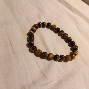 Pärlarmband  - Tja säljer ett fett armband passar till alli