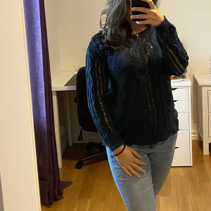 Stickad tröja - Stickad tröja från hm. Modellen bär storleken M. Gratis frakt och priset går att diskuteras🙌