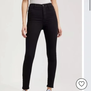 Svarta skinny jeans - Molly jeans från Gina! Ser lite awkward ut jag vet men sitter perfekt på 😍Köpt för 359 säljer för 200, säljer pga ändrad stil :) Alla plagg jag säljer tvättas en extra gång och strycks innan de skickas :D Skriv för fler bilder eller frågor! 