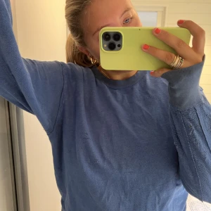 Blå Sandro tröja - Underbar reversible Sandro tjocktröja i blå💙💙 Går alltså att ha båda ”in” och ”ut” vänd!! Så så cool men har haft denna länge nu så dags för att sälja :))