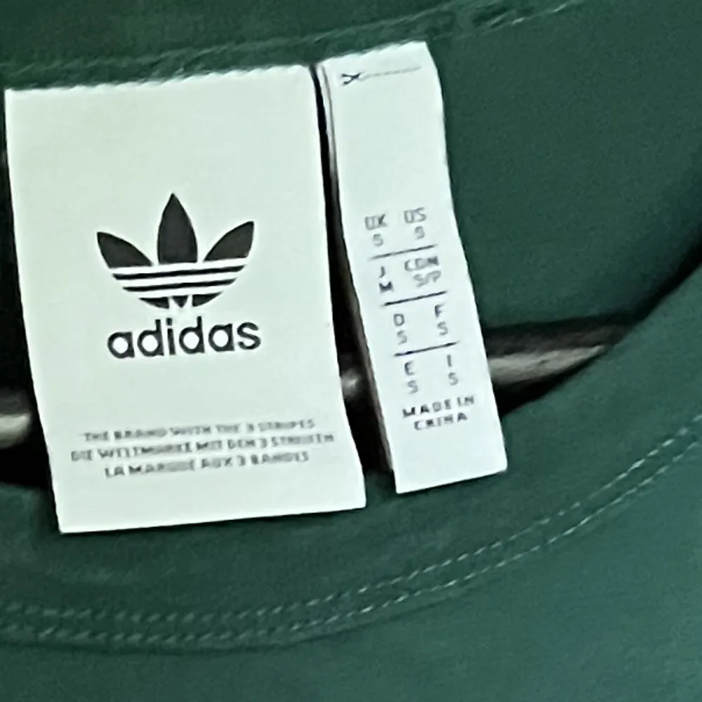 Grön tröja från adidas med svarta detaljer, storlek S. Tröjor & Koftor.