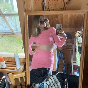 Neon Rosa Set - Snyggt neonrosa set med topp och kjol från Zara. Storlek XS. Köpt förra året men har inte kommit till användning och lite för liten för mig 💕