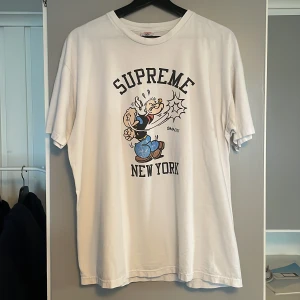 Supreme Popeye Tee 2010 - Använt skick och slitet tryck, fortfarande en riktigt skön t-shirt som kan öka i värde 