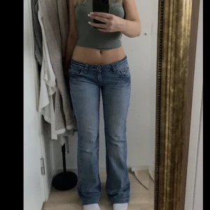 low waist bootcut jeans  - jätte fina lågmidjade bootcut jeans som likar LTB jeansen😇midjemått: 42 innerbenslängd: ca 87. (jag är 164) andra bilden lånad