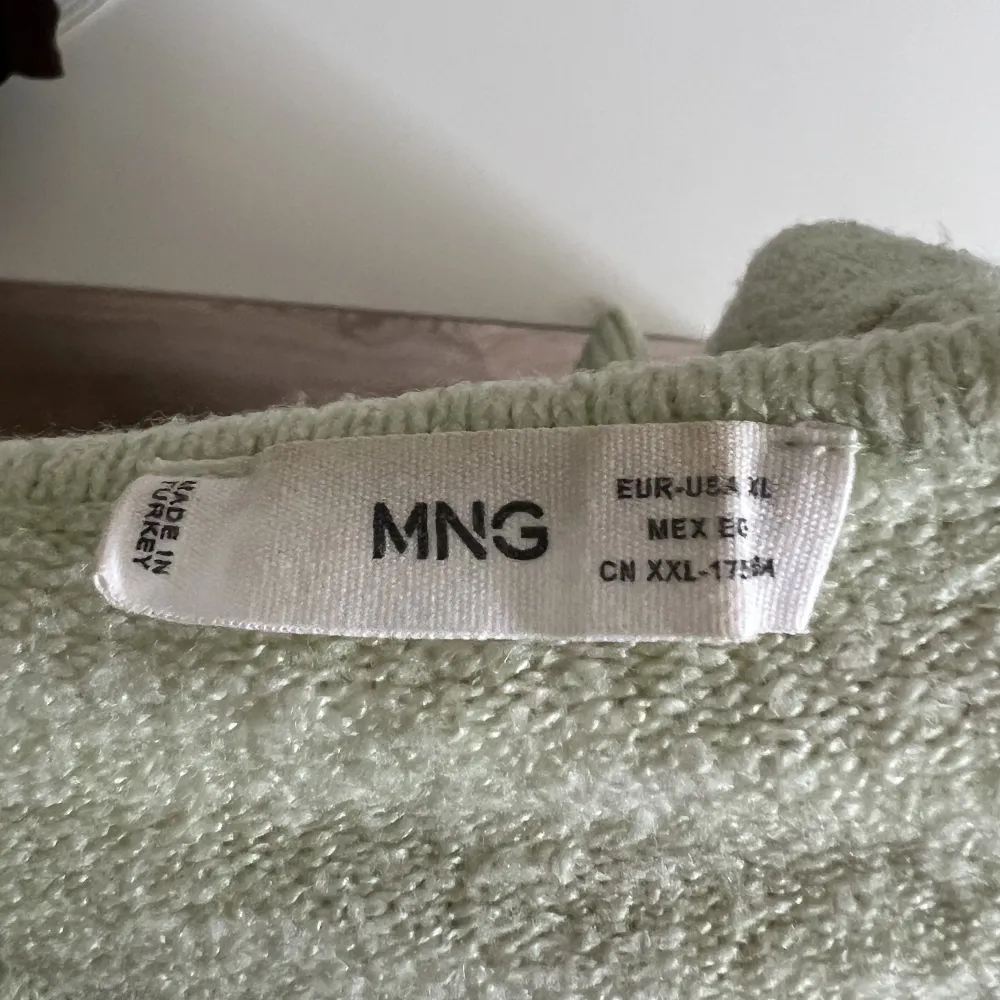 Pastellgrön tröja från Mango i strl xl (jag är en S men ville ha den sitta löst).  Material: 76% akryl, 16% polyester, 8% polyamid. Tröjor & Koftor.