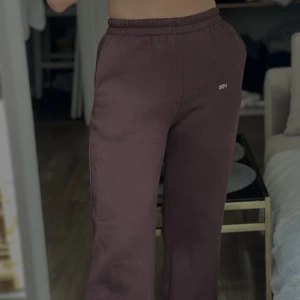 Venderbys sweatpants - Bruna mjukisbyxor från danska märket Venderby’s i strl S/M (jag är en S, men dessa är små i strl). Elastisk resår i midjan, flis på insidan vilket gör dem så mjuka, samt två fickor på framsidan. Raka längst ned. Ordniarie pris 700 kr.  Jag är 164 cm.
