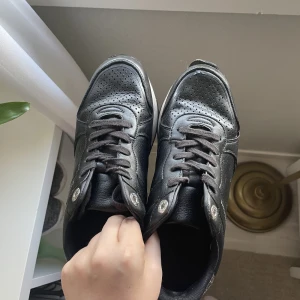 Tommy hilfiger svarta skor  - Superfina svarta märkesskor!!👟👟 lite sliten vid höger tå (se bild 3) annars i fint skick!🥰🥰 väldigt bekväma!  