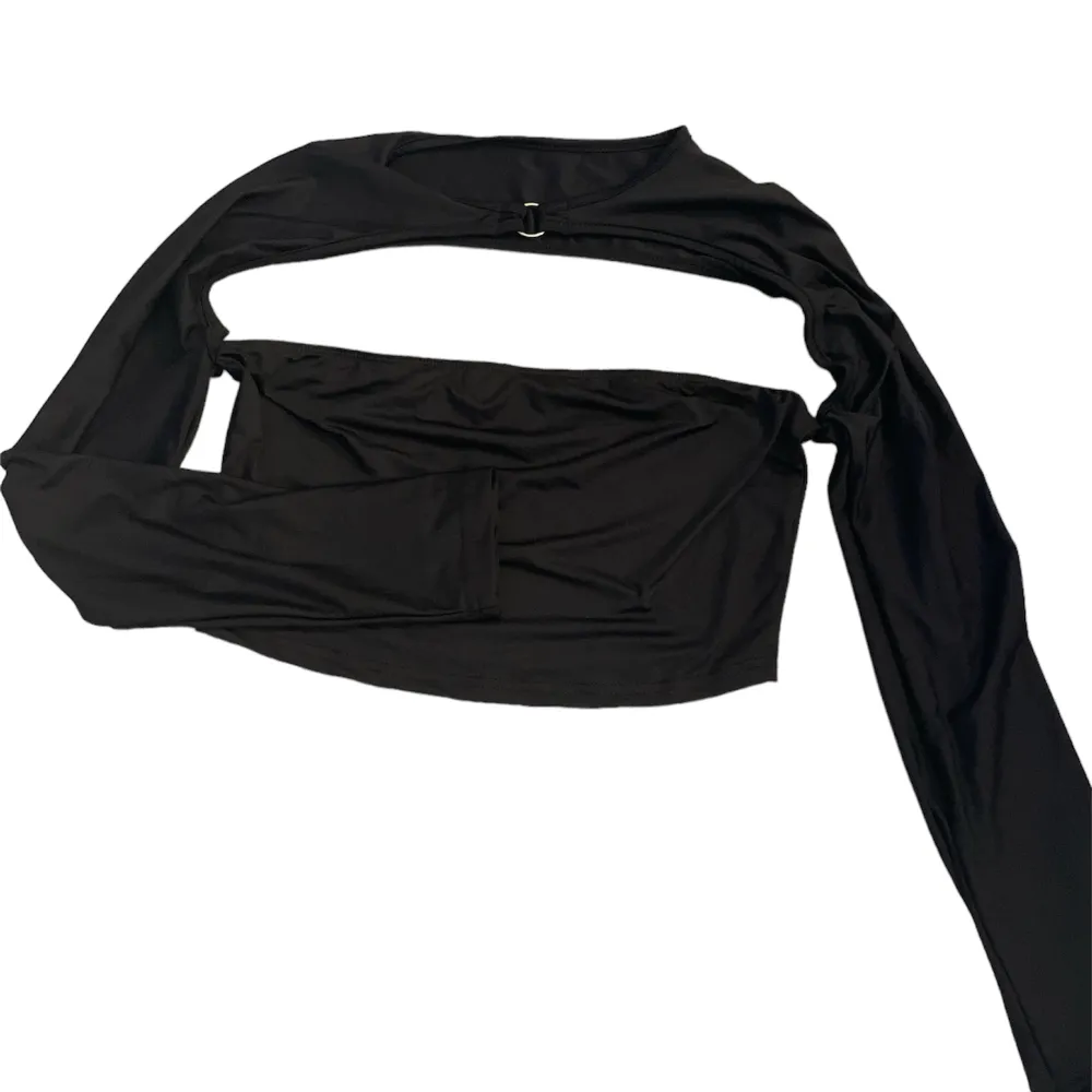 En långärmad svart tröja som sitter ihop men är delad, i strl M från EMMIOL, aldrig använt. Toppar.