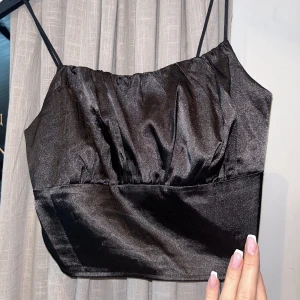Xs topp svart - Sheintopp Jättesöt fin svart storlek xs  Använd få antal ggr Shein 
