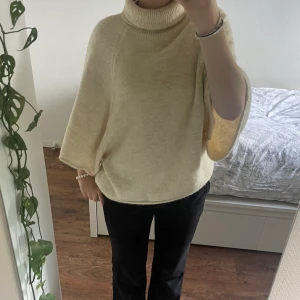 Stickad tröja - Jätte snygg tröja från zara, den är köpt här på plick men är i bra skick. Kom privat för mer info.