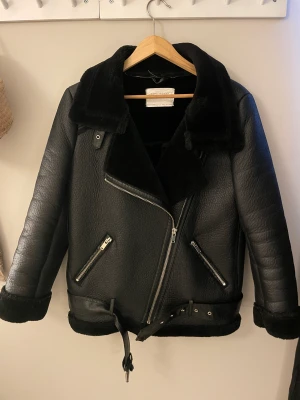 Skinnjacka med päls - Säljer denna fina skinnjacka från Zara då den är för stor för mig💞fint skick!! nypris ca 1100 kr💞kan även tänka mig gå ner i pris vid snabb affär!