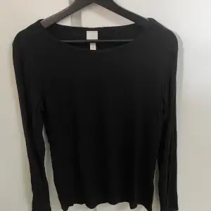 En svart ribbad tröja