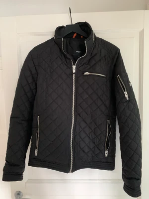 Rock and blue jacka - Säljer denna jackan då den tyvärr inte han komma till användning när den fortfarande passade. Den är använd 2-3 ggr. 