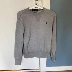 Ralph lauren tröja - Ralph lauren tröja i fint skick den har inga skador    