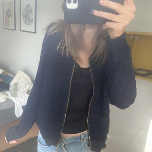 Jacka - Säljer denna marinblå jacka/kofta som passar till allt! Perfekta koftan att ha nu i höst 😍😍