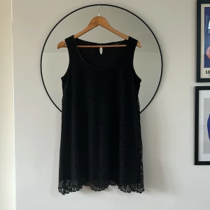 Spetsklänning  - Svart oversize spetskläning från Kappahl. Slutar ovanför knäna. 