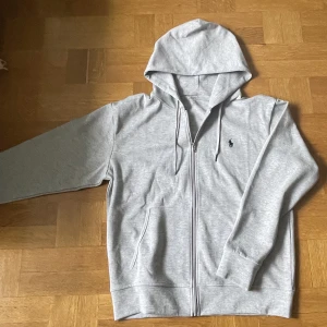 Polo zip up - Säljer min gamla Polo zip up hoddie. Använts i under 1 år, skick 9/10✅ skriv för pris eller frågor.