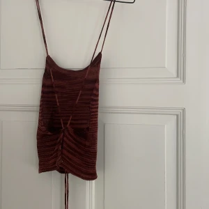 Stickad topp - Stickad brun topp som är öppen i ryggen! Bra skick, frakt ingår ej🩷