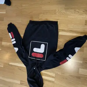 Fila hoodie köpt för 800kr på ellos använd en fåtal gånger 