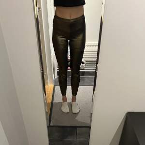 Guldiga leggings från Monki i strl XS. Aldrig använda. 