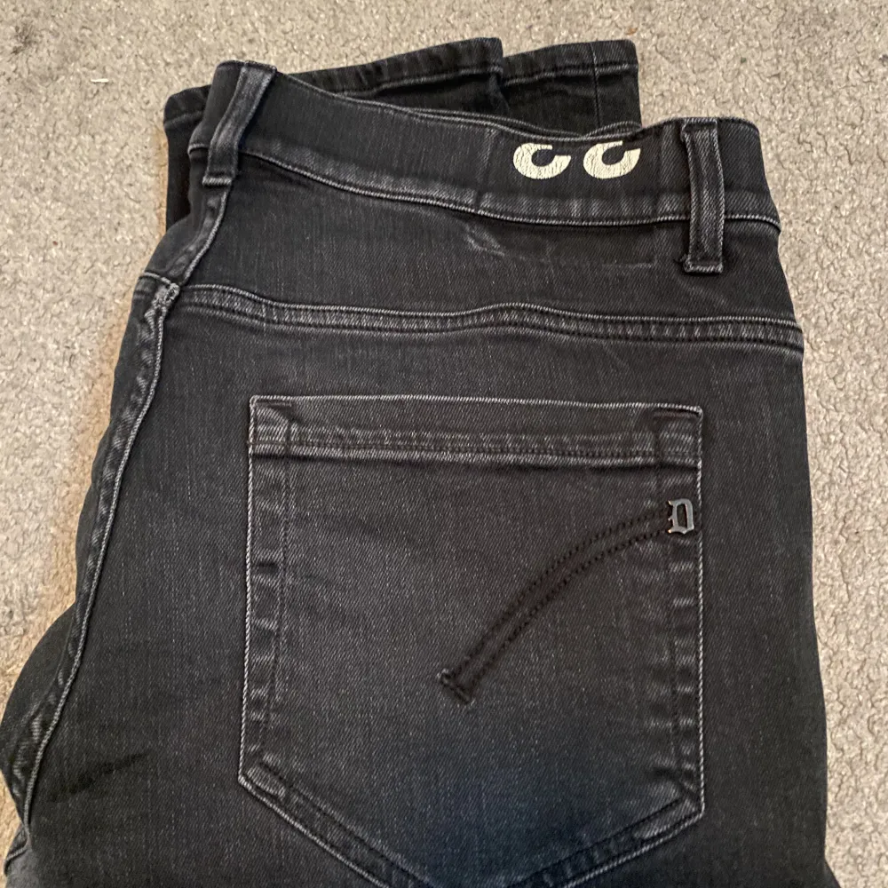 Ett par svarta dondup jeans i storlek 33, modell George. Sparsamt använda.. Jeans & Byxor.