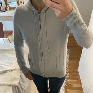 Soft goat zip - Ljusblå soft goat zip