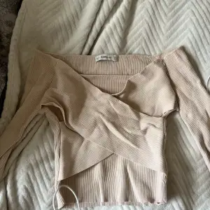 En söt tröja i ljusrosa från zara. Lite använd men i gått skick, ingen skada eller så. Finns en pytteliten fläck på underarmen (ända defekt). 120 kr + frakt🩷