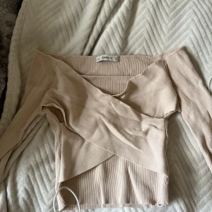 Zara knit topp - En söt tröja i ljusrosa från zara. Lite använd men i gått skick, ingen skada eller så. Finns en pytteliten fläck på underarmen (ända defekt). 120 kr + frakt🩷
