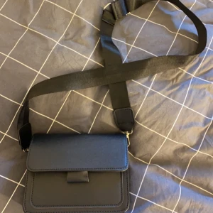 Väska - Axelremsväska som aldrig kommit till användning