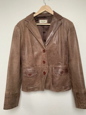 Vintage kavaj i äkta skinn -Hollies - Vintage skinnkavaj från Hollies Stockholm. Äkta skinn. Varit min manmas. Storlek 42, men även snygg som ”oversized”! (Jag på bild vanligen storlek 36).