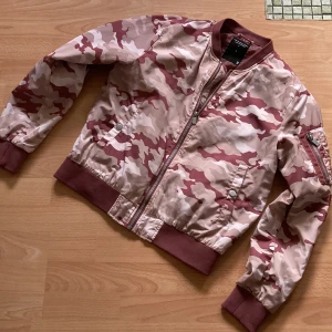 Bomberjacka  - Beige/vinröd Lite använd 