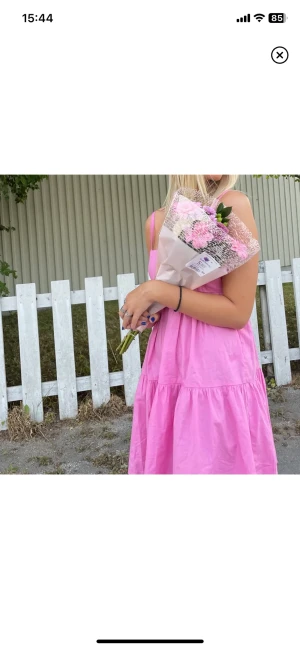 Klänning  - Storlek 38 men liten i storlek. Finns en dragkedja på sidan! Lånade bilder❤️