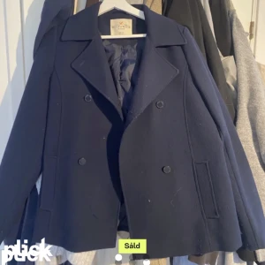 Kappa  - Kort marinblå kappa från Lindex. I storlek 170 men passar mig som har S, köpt på plick men kommer inte till användning. Finns en defekt som är på bild , hör av er vid frågor 💕(lägger upp igen pga problem med vissa köpare)