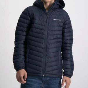 Peak performance jacka - Säljer min peak jacka då jag inte använder den, den är köpt förra våren och är som ny, inga defekter! Kom privat för egna bilder! Köpt för 1900!!