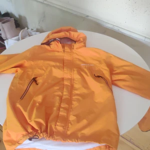 Didriksson regnjacka - Regnjacka från Didriksson i bra skick. Tvättad utan sköljmedel. Finns några pyttesmå svarta fläckar men inget som stör funktionen.