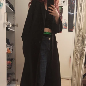  Lång kofta cardigan - svart cardigan med stora fickor i nyskick