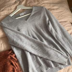 En grå stickad tröja från Vila. Använd typ tre gånger då jag inte tycker att jag passar i färgen. Jättefint skick.